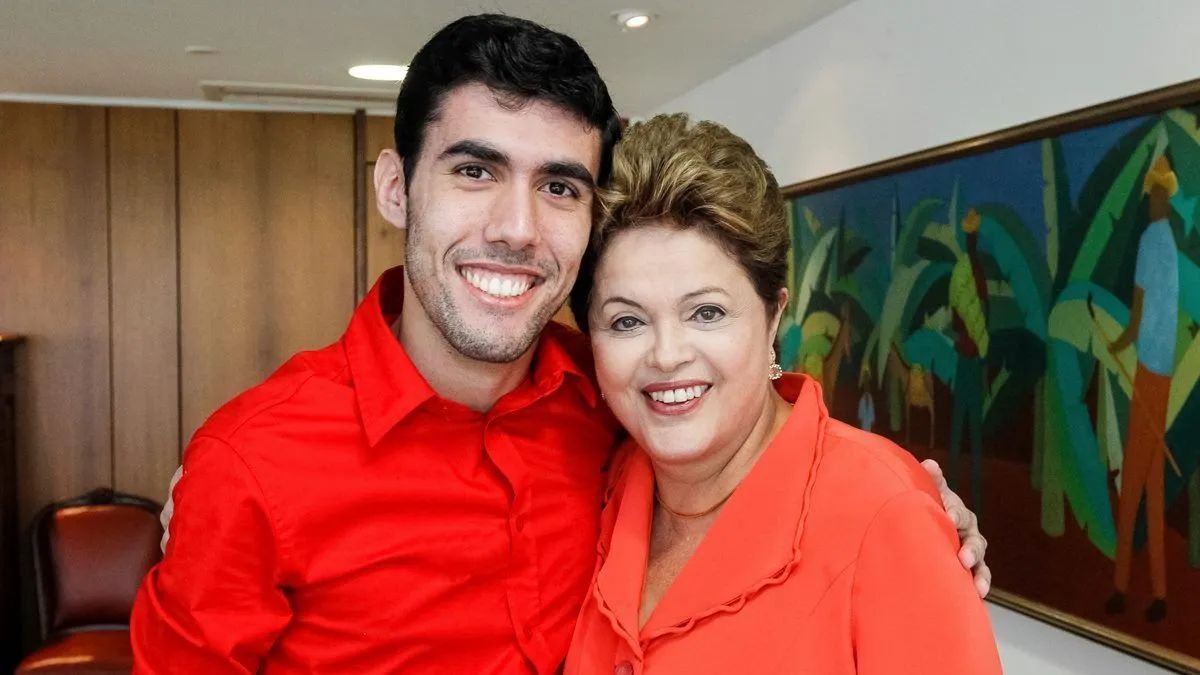 Campanha de Flávio Bolsonaro aponta criador de Dilma Bolada como autor de boato sobre padroeira